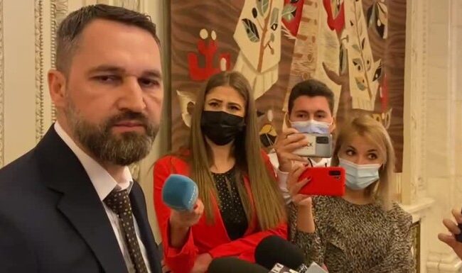 Mihai Lasca, deputat neafiliat, nu poartă mască. „COVID-19 este o răceală!”